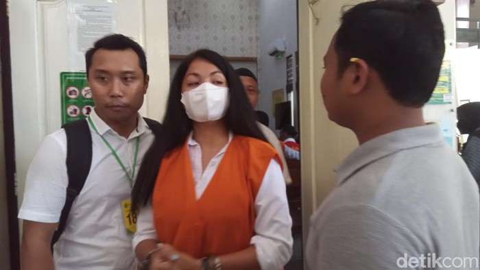 Terdakwa perkara penggelapan, Eks Assisten Director of Sales Discovery Kartika Plaza Hotel (PT Kharisma Arya Paksi) Natalie Putri Febrianto di PN Denpasar, Kamis (2/11/2023). (Aryo Mahendro)