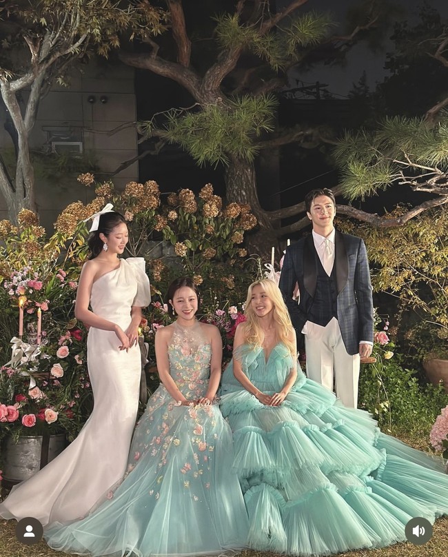 Lewat keterangan foto, Mimi Gugudan mengucapkan terima kasih kepada kakak Thunder MBLAQ, yang meluangkan waktunya di tengah kesibukan untuk pemotretan pre-wedding. Mimi juga senang dapat menjadi bagian dari keluarga personel 2NE1 itu.Foto: dok. Instagram @mimi01o1