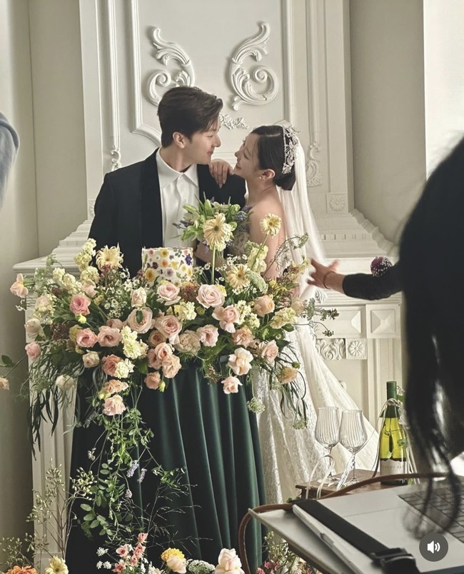 Mimi Gugudan pun membagikan momen pemotretan pre-wedding dengan Thunder MBLAQ di Instagram. Tampak kehadiran calon kakak iparnya, Sandara Park, yang akan menjadi bridesmaid, memakai gaun tosca.Foto: dok. Instagram @mimi01o1