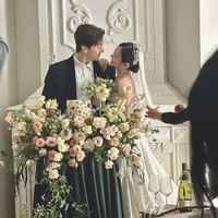 Mimi Gugudan pun membagikan momen pemotretan pre-wedding dengan Thunder MBLAQ di Instagram. Tampak kehadiran calon kakak iparnya, Sandara Park, yang akan menjadi bridesmaid, memakai gaun tosca.Foto: dok. Instagram @mimi01o1