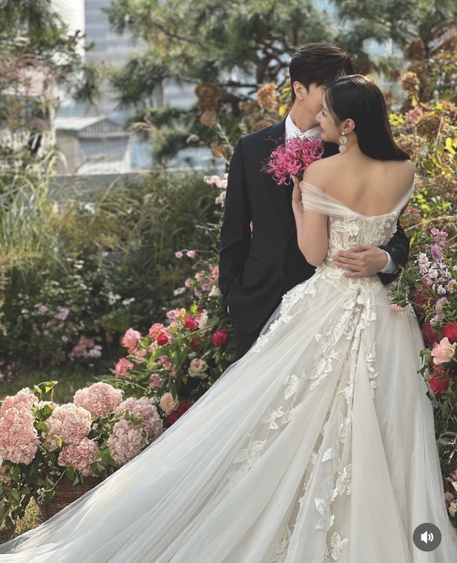 “Aku tidak percaya, aku adalah seorang kakak ipar! 🙈 Ayo sekarang kita menjadi seperti kakak-beradik, Mimi 💕 Kalian berdua harus bahagia!!!” tulis Sandara Park, di bawah unggahan foto calon istri adiknya Thunder.   Foto: dok. Instagram @mimi01o1