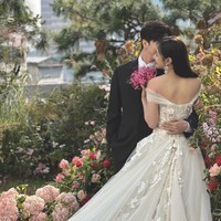 “Aku tidak percaya, aku adalah seorang kakak ipar! 🙈 Ayo sekarang kita menjadi seperti kakak-beradik, Mimi 💕 Kalian berdua harus bahagia!!!” tulis Sandara Park, di bawah unggahan foto calon istri adiknya Thunder.   Foto: dok. Instagram @mimi01o1