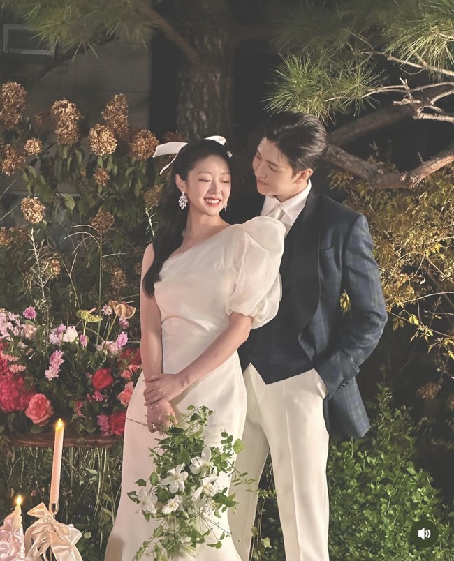 “Aku pemotretan pre-wedding kemarin! Mimi terlihat sangat cantik memakai baju pengantin, sampai membuatku tak bisa fokus selama pemotretan, karena melihatnya…” tulis adik Sandara Park itu sebagai caption.   Foto: dok. Instagram @mimi01o1