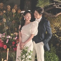 “Aku pemotretan pre-wedding kemarin! Mimi terlihat sangat cantik memakai baju pengantin, sampai membuatku tak bisa fokus selama pemotretan, karena melihatnya…” tulis adik Sandara Park itu sebagai caption.   Foto: dok. Instagram @mimi01o1