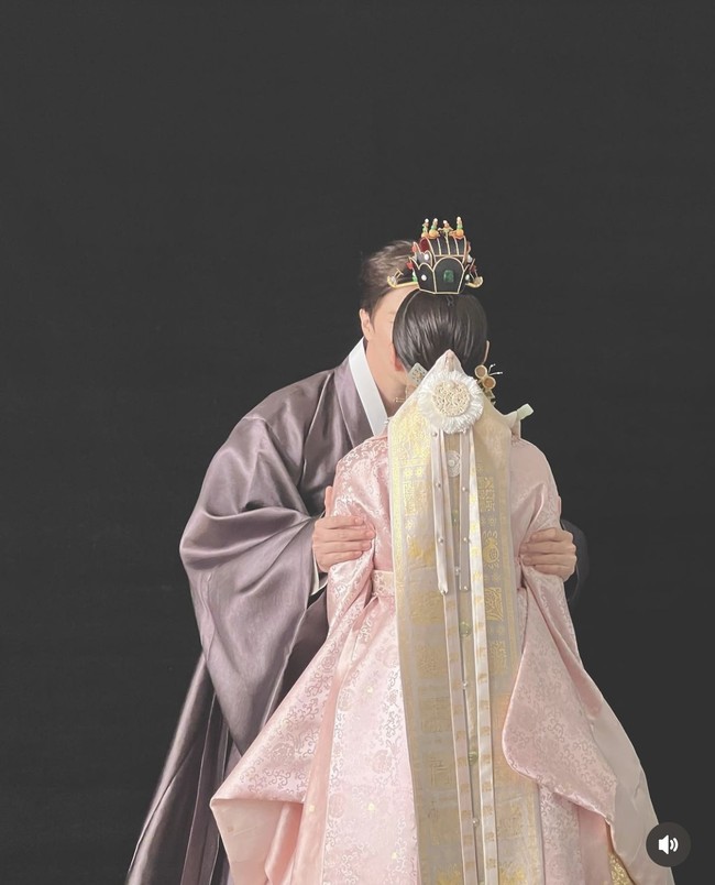 Pada Selasa (31/10/2023), Thunder MBLAQ membocorkan foto di balik pemotretan pre-wedding-nya bersama Mimi Gugudan. Keduanya tampak serasi memakai baju pengantin, mengusung berbagai konsep.    Foto: dok. Instagram @mimi01o1