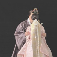 Pada Selasa (31/10/2023), Thunder MBLAQ membocorkan foto di balik pemotretan pre-wedding-nya bersama Mimi Gugudan. Keduanya tampak serasi memakai baju pengantin, mengusung berbagai konsep.    Foto: dok. Instagram @mimi01o1