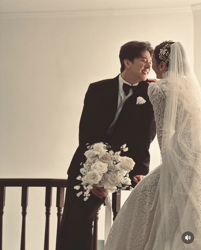 Adik dari Sandara Park, Thunder MBLAQ akan segera menikah. Dia mendahului kakaknya, yang diketahui masih single. Sedangkan Thunder telah mengungkap hubungan asmaranya dengan Mimi Gugudan lewat program televisi Second House, Juli ini.Foto: dok. Instagram @mimi01o1