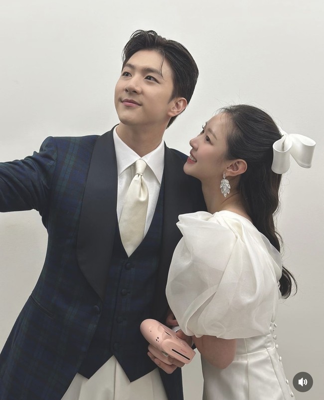 Terima kasih banyak kepada kakak iparku (Dara 2NE1) , yang datang untuk mendukungku dan mengikuti pemotretan sebagai bridesmaid, meskipun sedang sibuk. Aku sangat senang bisa menjadi bagian dari Park bersaudara yang paling muda,” ujar Mimi Gugudan.Foto: dok. Instagram @mimi01o1