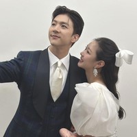 Terima kasih banyak kepada kakak iparku (Dara 2NE1) , yang datang untuk mendukungku dan mengikuti pemotretan sebagai bridesmaid, meskipun sedang sibuk. Aku sangat senang bisa menjadi bagian dari Park bersaudara yang paling muda,” ujar Mimi Gugudan.Foto: dok. Instagram @mimi01o1