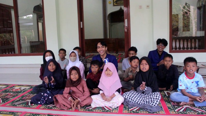 Tim Fisabilillah UNY saat menjajal aplikasi Qwhizy di Masjid Nurul Islam