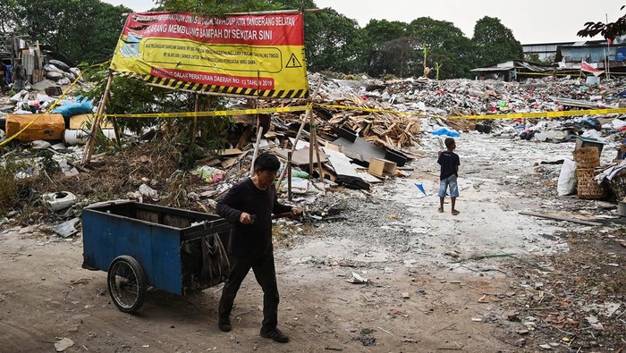 TPS Ilegal di Tangerang Selatan Disegel Sejumlah pemulung mengangkut sampah ke dalam truk di area tempat pembuangan sampah ilegal di Pondok Ranji, Tangerang Selatan, Banten, Kamis (2/11/2023). Pemerintah setempat menyegel tempat pembuangan sampah seluas 1,5 hektare tersebut usai sebelumnya telah memberikan teguran sebanyak tiga kali karena menyebabkan bau tidak sedap dan polusi udara. ANTARA FOTO/Sulthony Hasanuddin/aww.