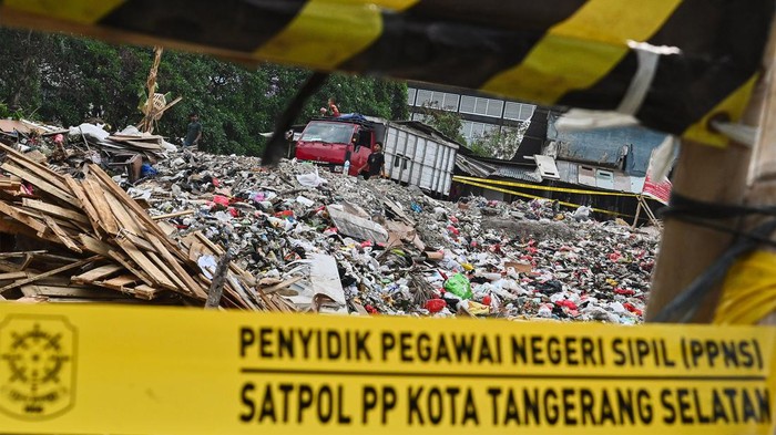 Sejumlah pemulung mengangkut sampah ke dalam truk di area tempat pembuangan sampah ilegal di Pondok Ranji, Tangerang Selatan, Banten, Kamis (2/11/2023). Pemerintah setempat menyegel tempat pembuangan sampah seluas 1,5 hektare tersebut usai sebelumnya telah memberikan teguran sebanyak tiga kali karena menyebabkan bau tidak sedap dan polusi udara. ANTARA FOTO/Sulthony Hasanuddin/aww.