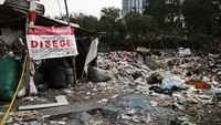 Spanduk penyegelan terpampang di area tempat pembuangan sampah ilegal di Pondok Ranji, Tangerang Selatan, Banten, Kamis (2/11/2023).  
