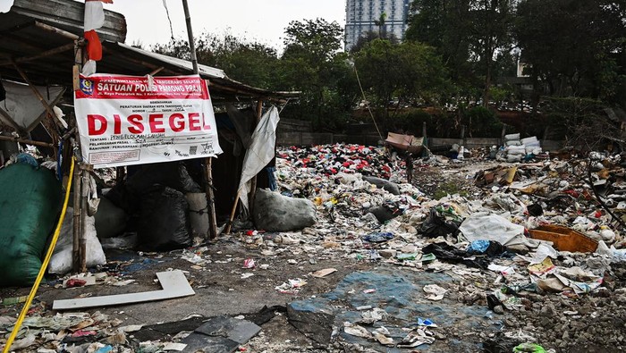 TPS Ilegal di Tangerang Selatan Disegel Sejumlah pemulung mengangkut sampah ke dalam truk di area tempat pembuangan sampah ilegal di Pondok Ranji, Tangerang Selatan, Banten, Kamis (2/11/2023). Pemerintah setempat menyegel tempat pembuangan sampah seluas 1,5 hektare tersebut usai sebelumnya telah memberikan teguran sebanyak tiga kali karena menyebabkan bau tidak sedap dan polusi udara. ANTARA FOTO/Sulthony Hasanuddin/aww.