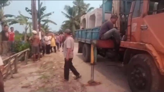 Truk mengangkut box culvert untuk perbaiki jalan putus di Desa Nenas Siam, Batu Bara. (Istimewa)