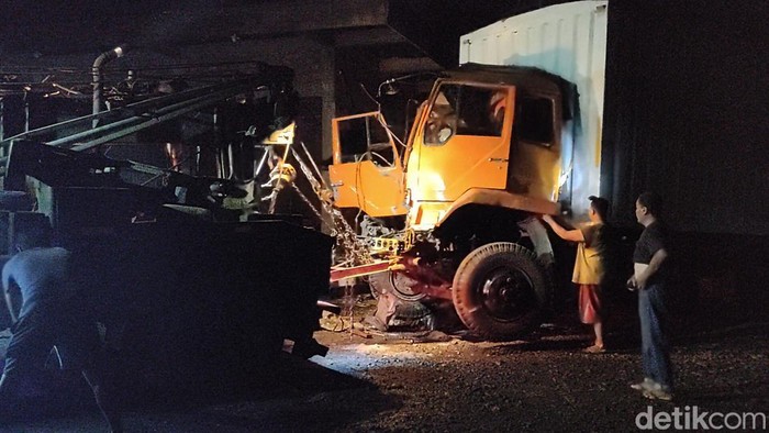 Truk tronton alami kecelakaan di Ciloto Cianjur, Rabu (1/11/2023).