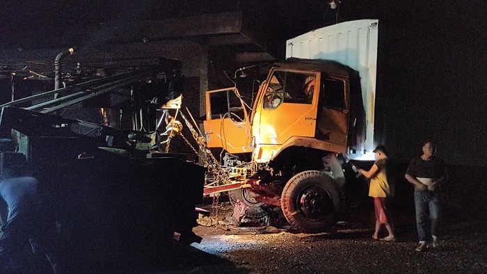 Truk tronton kecelakaan di  Desa Bangbayang, Kecamatan Gekbrong, Cianjur,