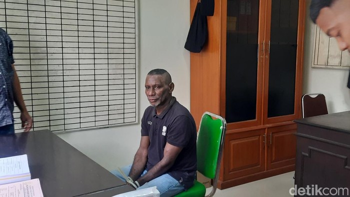 Panglima Tentara Nasional Papua Barat (TNPB) Wilayah IV Bomberay Viktor Makamuke (51) diserahkan ke Kejaksaan Negeri Sorong, Papua Barat Daya.