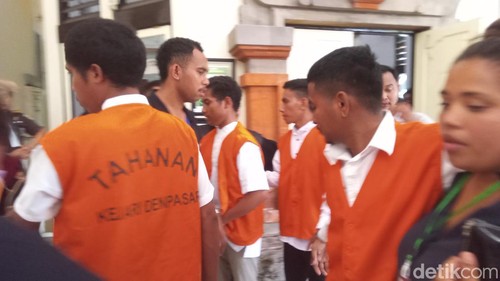 Arnol dan keenam kawannya usai menjalani sidang di PN Denpasar, Kamsi (2/11/2023). (Aryo Mahendro/detikBali)