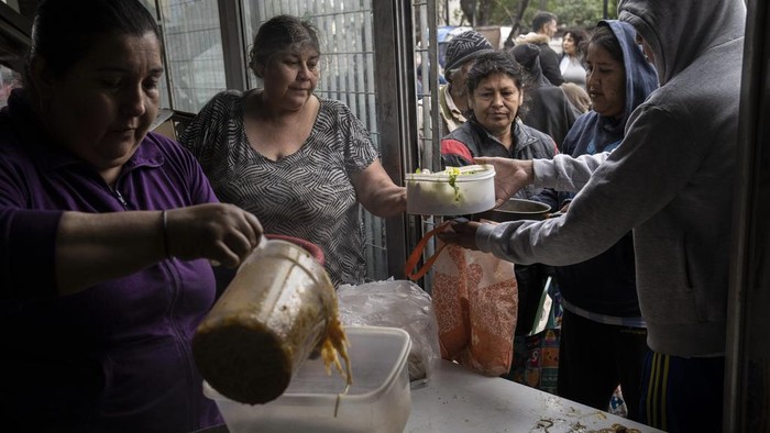 Volunteers serve free meals delivered by Casa Comunitaria del Fondo soup kitchen in the low-income neighborhood of Padre Carlos Mugica in Buenos Aires, Argentina, Wednesday, Nov.1, 2023. Argentina has been suffering from a sharp rise in consumer prices, as Economy Minister Sergio Massa is trying to convince Argentines to elect him president rather than Javier Milei, a self-described “anarcho-capitalist.” 
 (AP Photo/Rodrigo Abd)
