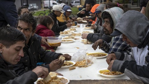 Volunteers serve free meals delivered by Casa Comunitaria del Fondo soup kitchen in the low-income neighborhood of Padre Carlos Mugica in Buenos Aires, Argentina, Wednesday, Nov.1, 2023. Argentina has been suffering from a sharp rise in consumer prices, as Economy Minister Sergio Massa is trying to convince Argentines to elect him president rather than Javier Milei, a self-described “anarcho-capitalist.” 
 (AP Photo/Rodrigo Abd)