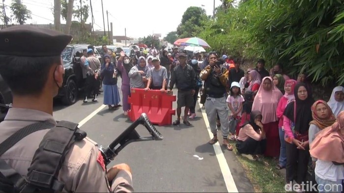 Warga menyaksikan prarekonstruksi pembunuhan Tuti dan Amel di Subang.