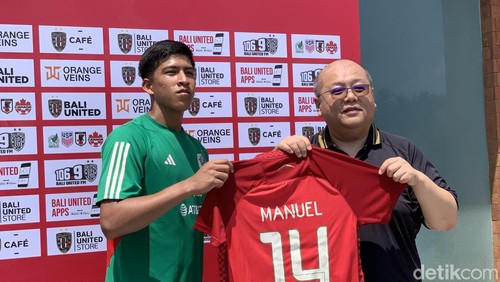 Yabes Tanuri dan pemain Meksiko U-17 di Training Center Bali United di Pantai Purnama, Gianyar, Kamis (2/11/2023).