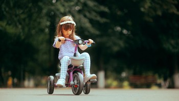 Menyewa pelatih anak: Ibu-ibu kaya di kota saya mempekerjakan orang untuk melewati latihan yang “tidak menyenangkan” bagi anak-anak mereka. Tahukah Anda bahwa ada perusahaan yang dapat Anda sewa untuk melatih anak menggunakan toilet? Atau mengajari mengendarai sepeda? Bahkan ada orang yang akan mereka pekerjakan untuk mencari perkemahan musim panas yang sesuai dengan kepribadian anak-anak mereka, sebut seorang netizen. Foto: Getty Images/nicoletaionescu
