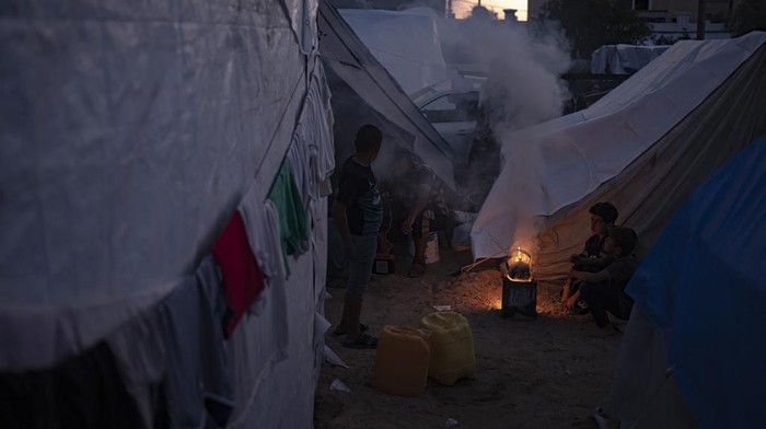 Potret Suasana Pengungsian Warga Palestina Saat Malam Tiba A Palestinian girl who was displaced by the Israeli bombardment of the Gaza Strip walks in a UNDP-provided tent camp in Khan Younis, Wednesday, Nov. 1, 2023. (AP Photo/Fatima Shbair)