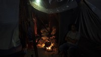 Beberapa diantara pengungsi terpaksa menggunakan tungku api kecil untuk memasak makanan.  