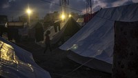 Saat malam suasana sunyi begitu terasa karena lokasi pengungsian hanya diterangi dengan penerangan seadanya.  