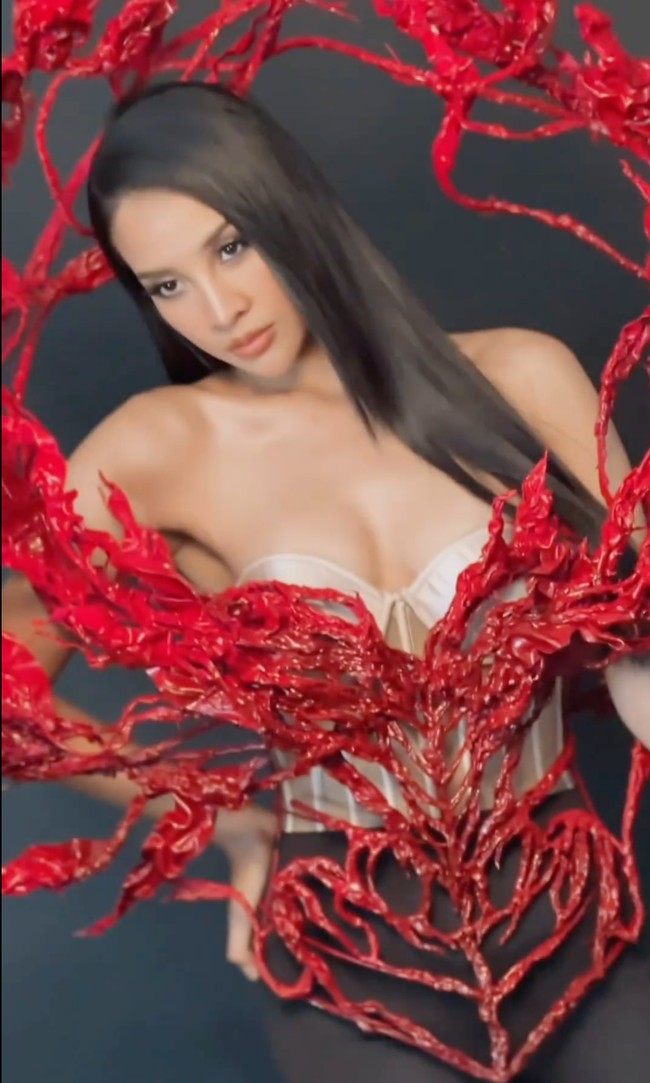 Sementara Anya memilih tampil seksi dalam balutan kostum unik rancangan Hian Tjen. Kostum uniknya itu memadukan bustier dengaan aksen transparan pada bagian perutnya dengan hiasan yang disebut netizen mirip cabai-cabai kering berwarna merah. Foto: Instagram