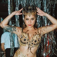 Tampilan selanjutnya Awkarin memilih cosplay menjadi Ratu Pantai Utara. Selebgram 25 tahun itu tampil seksi dalam balutan busana berwarna gold. Penampilannya itu juga dilengkapi dengan mahkota berwarna senada di kepalanya. Foto: Instagram