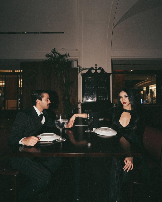 Untuk penampilan cosplay keduanya Anya memilih kompak dengan sang pacar, Nadif Zahiruddin menjadi Morticia dan Gomez di The Addams Family. Anya kembali tampil seksi mengenakan gaun panjang berwarna hitam dengan potongan dada rendah. Foto: Instagram