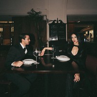 Untuk penampilan cosplay keduanya Anya memilih kompak dengan sang pacar, Nadif Zahiruddin menjadi Morticia dan Gomez di The Addams Family. Anya kembali tampil seksi mengenakan gaun panjang berwarna hitam dengan potongan dada rendah. Foto: Instagram