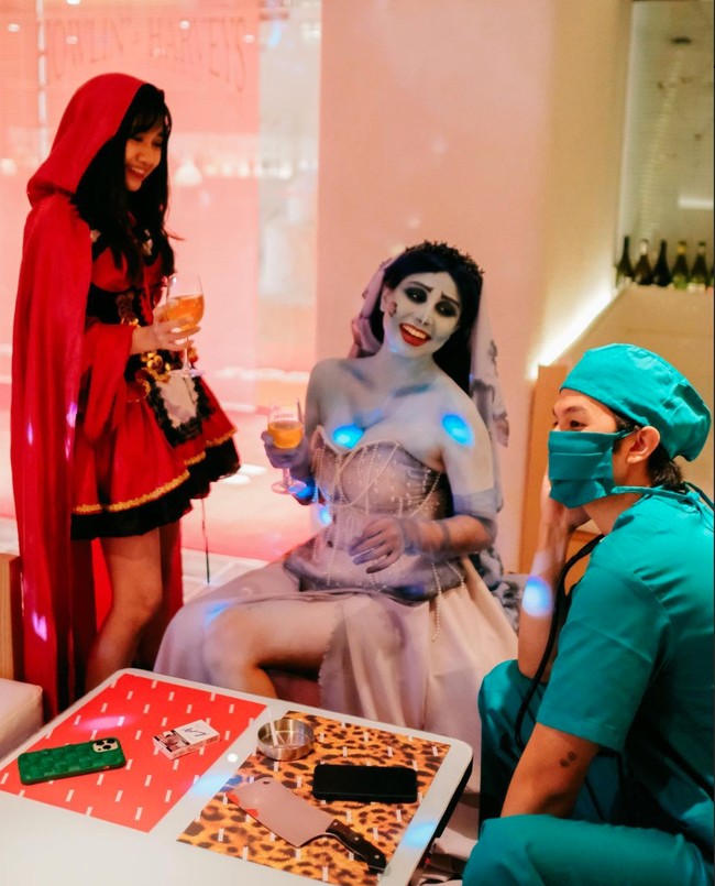 Tak kalah seksi dan bikin salfok, penampilan Awkarin saat cosplay menjadi Corpse Bride juga berhasil curi atensi. Totalitas berdandan serba biru, Awkarin memilih dress strapless dengan belahan yang cukup tinggi sampai ke paha. Foto: Instagram