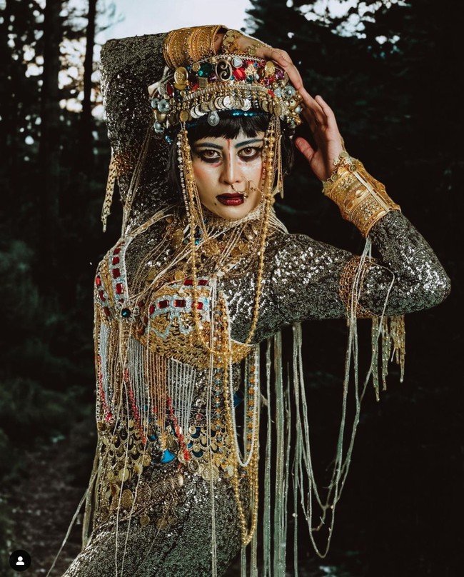 Berbeda dengan Anya yang hanya menampilkan 3 look untuk rayakan Halloween 2023, Karin Novilda totalitas dengan menampilkan 4 look. Ini potret look terakhirnya cosplay menjadi karakter mitos, Jibaro. Foto: Instagram