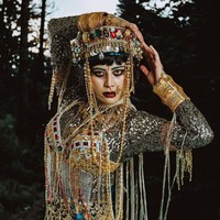 Berbeda dengan Anya yang hanya menampilkan 3 look untuk rayakan Halloween 2023, Karin Novilda totalitas dengan menampilkan 4 look. Ini potret look terakhirnya cosplay menjadi karakter mitos, Jibaro. Foto: Instagram