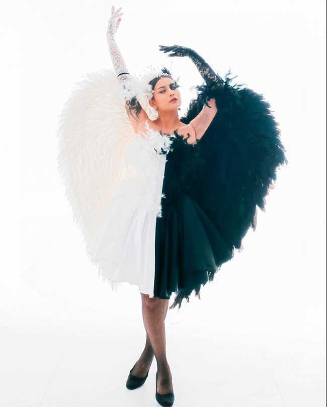 Awkarin tampaknya memilih menjadi black swan untuk cosplay pertama Halloween. Ia tampil mengenakan dress strapless dengan setengah warna putih dan setengah warna hitam. Penampilannya itu juga dilengkapi dengan sarung tangan dan sayap berwarna senada. Foto: Instagram