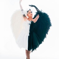 Awkarin tampaknya memilih menjadi black swan untuk cosplay pertama Halloween. Ia tampil mengenakan dress strapless dengan setengah warna putih dan setengah warna hitam. Penampilannya itu juga dilengkapi dengan sarung tangan dan sayap berwarna senada. Foto: Instagram
