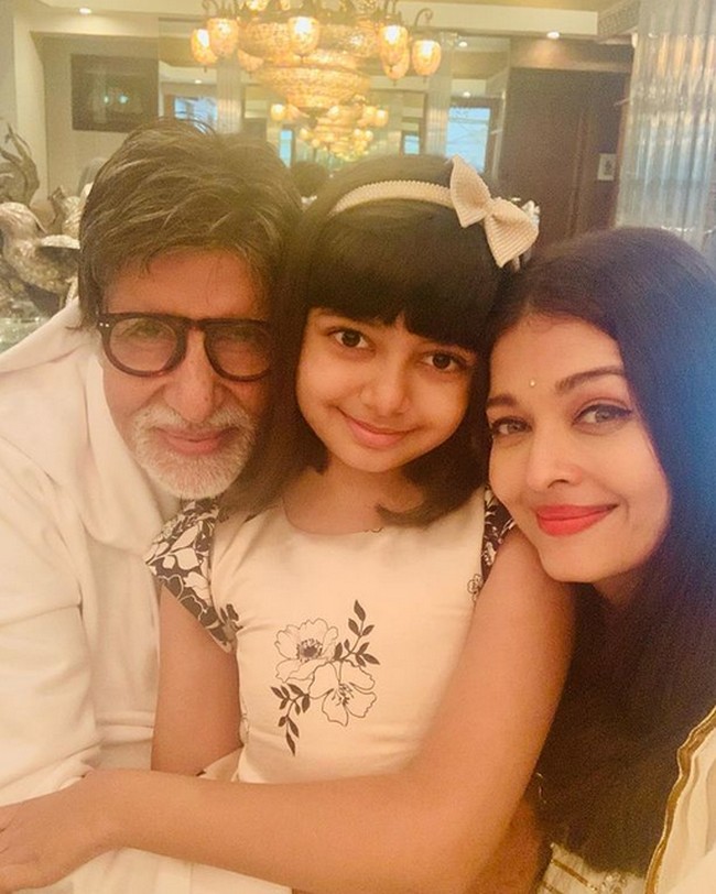 Hubungannya dengan sang mertuanya pun sangat dekat.  Amitabh Bachchan menganggap Aishwarya Rai sebagai putri kandungnya sendiri. Foto: dok. Instagram Aishwarya Rai