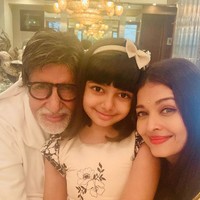Hubungannya dengan sang mertuanya pun sangat dekat.  Amitabh Bachchan menganggap Aishwarya Rai sebagai putri kandungnya sendiri. Foto: dok. Instagram Aishwarya Rai