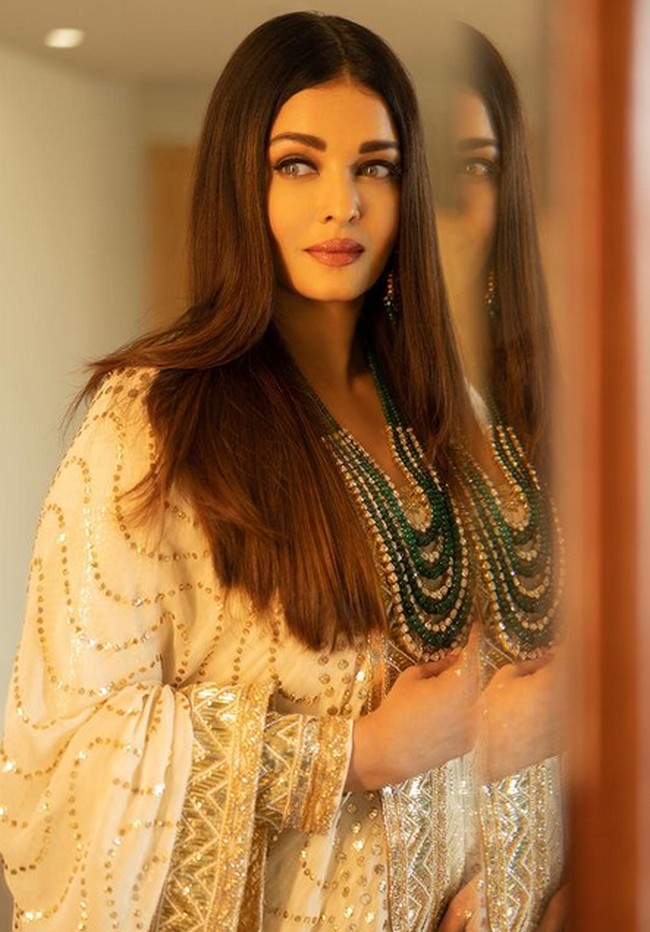 Tidak disangka bahwa Aishwarya Rai kini berusia 50. Inilah foto terbarunya yang diunggahnya di Instagram. Tampak wajahnya tidak berubah. Foto: dok. Instagram Aishwarya Rai