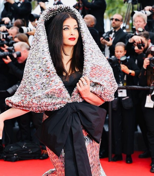 Dari tahun ke tahun, Aishwarya Rai tidak pernah absen datang ke Festival FIlm Cannes. Inilah penampilan glamournya dengan dress silver pada acara film internasional tahun ini yang digelar di Cannes, Prancis pada bulan Mei.  Foto: dok. Instagram