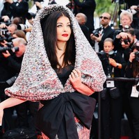 Dari tahun ke tahun, Aishwarya Rai tidak pernah absen datang ke Festival FIlm Cannes. Inilah penampilan glamournya dengan dress silver pada acara film internasional tahun ini yang digelar di Cannes, Prancis pada bulan Mei.  Foto: dok. Instagram