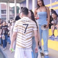 Di salah satu momen juga terlihat Al yang menghampiri Laura yang sedang berjalan. Laura yang mengenakan kaos putih dan celana panjang itu lalu berhenti dan mencium Al yang menghampirinya. Foto: Instagram/@al.laura.official