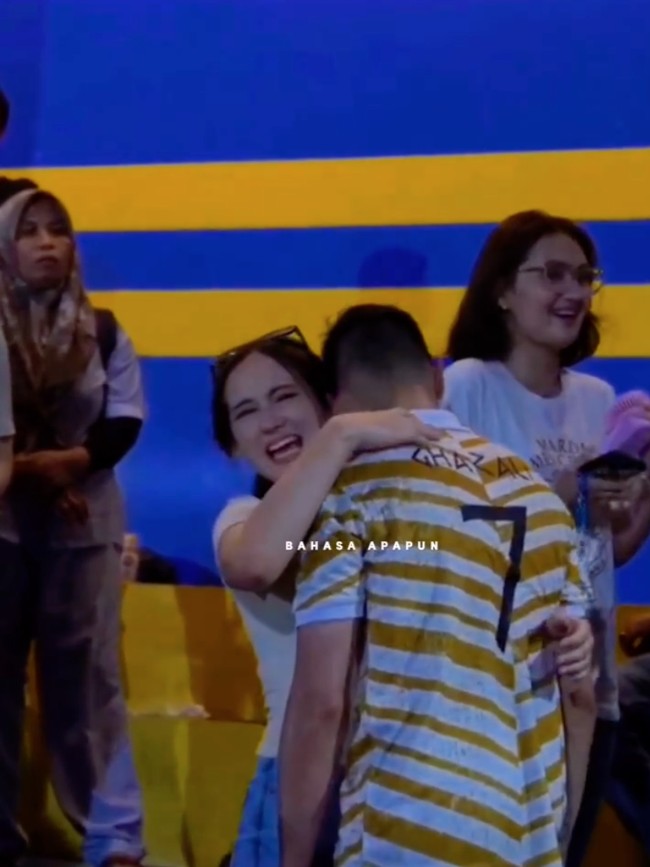 Tampaknya Al dan Laura kini sudah tak malu-malu lagi memamerkan kebersamaan mereka di depan umum. Dalam video juga terlihat Al dan Laura yang berpelukan. Foto: Instagram/@al.laura.official