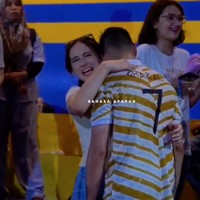 Tampaknya Al dan Laura kini sudah tak malu-malu lagi memamerkan kebersamaan mereka di depan umum. Dalam video juga terlihat Al dan Laura yang berpelukan. Foto: Instagram/@al.laura.official