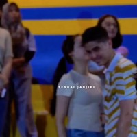 Setelah berpelukan Laura kemudian mencium kepala Al Ghazali. Terlihat keduanya begitu mesra dan romantis. Foto: Instagram/@al.laura.official