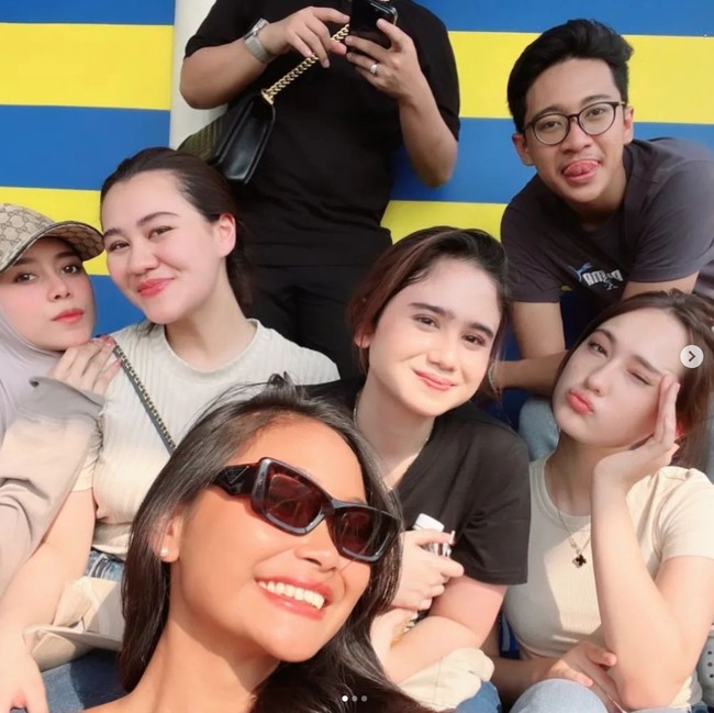 Diketahui saat menonton Al Ghazali bertanding, Laura ditemani oleh rekan-rekannya, seperti Aaliyah Massaid, Lesti Kejora, Tissa Biani, dan beberapa lainnya. Foto: Instagram/@al.laura.official